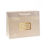 Shopper lusso in carta patinata bianca 190 gr., plastificazione lucida, maniglie in cotone, dimensioni 26+11x31 cm