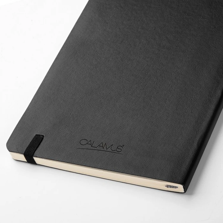 Agenda settimanale Calamus Black 13x21 cm aperta in carta avorio con pagine rigate, planning e stickers inclusi