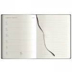 Agenda settimanale Calamus Black in carta avorio, formato chiuso 19x25 cm, con pagine bilingue e area per personalizzazione con logo