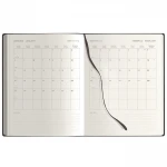 Agenda settimanale Calamus Black in carta avorio, formato chiuso 19x25 cm, con pagine bilingue e area per personalizzazione con logo