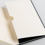 Agenda settimanale Calamus Black in carta avorio, formato chiuso 19x25 cm, con pagine bilingue e area per personalizzazione con logo