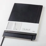 Agenda settimanale Calamus Black in carta avorio, formato chiuso 19x25 cm, con pagine bilingue e area per personalizzazione con logo