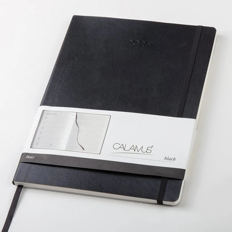 Agenda settimanale Calamus Black in carta avorio, formato chiuso 19x25 cm, con pagine bilingue e area per personalizzazione con logo