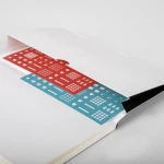 Agenda settimanale Calamus Black in carta avorio, formato chiuso 19x25 cm, con pagine bilingue e area per personalizzazione con logo