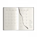 Agenda giornaliera Calamus Black 9x14 cm chiusa con elastico, vista frontale