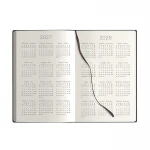 Agenda giornaliera Calamus Black 9x14 cm chiusa con elastico, vista frontale