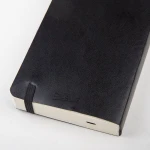 Agenda giornaliera Calamus Black 9x14 cm chiusa con elastico, vista frontale