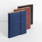 Agenda portafoglio con interno giornaliero intercambiabile da personalizzare con logo, chiusura a magnete e tasche interne