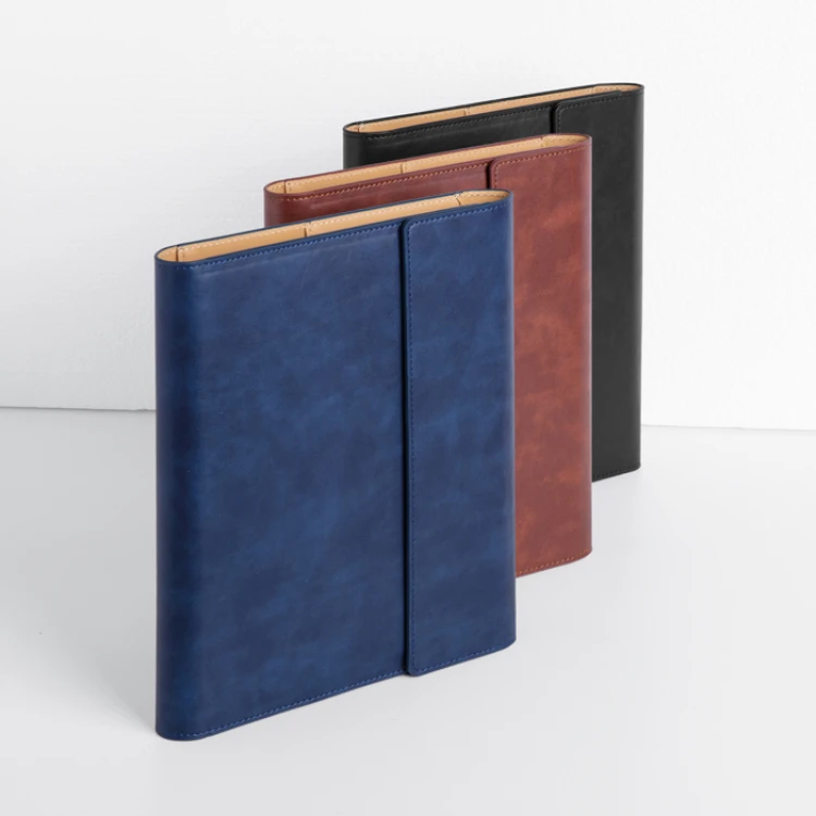 Agenda portafoglio con interno giornaliero intercambiabile da personalizzare con logo, chiusura a magnete e tasche interne
