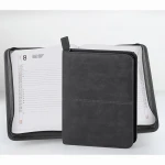Agenda bolsa fechada em ecopelle castanho com fecho perimetral e interior branco para personalizar com logótipo