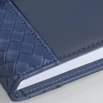 Agenda portafoglio chiusa con chiusura magnetica, realizzata in poliuretano termovirante da personalizzare con logo
