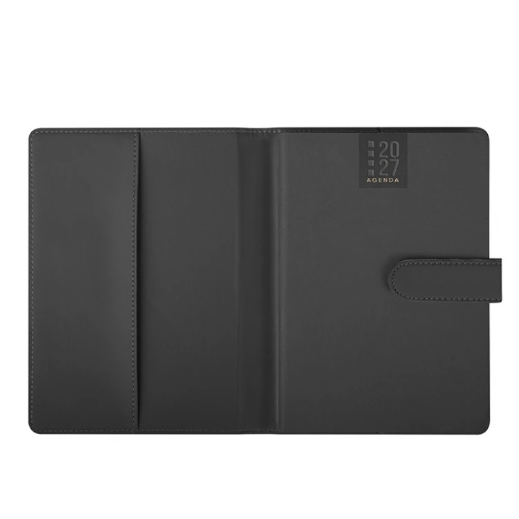 Agenda settimanale modello portafoglio in poliuretano con chiusura magnetica, vista frontale chiusa, disponibile in diversi colori, da personalizzare con logo
