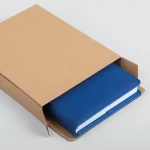 Agenda carteira fechada com fecho magnético, interior diário intercambiável com 336 páginas, personalizável com logótipo