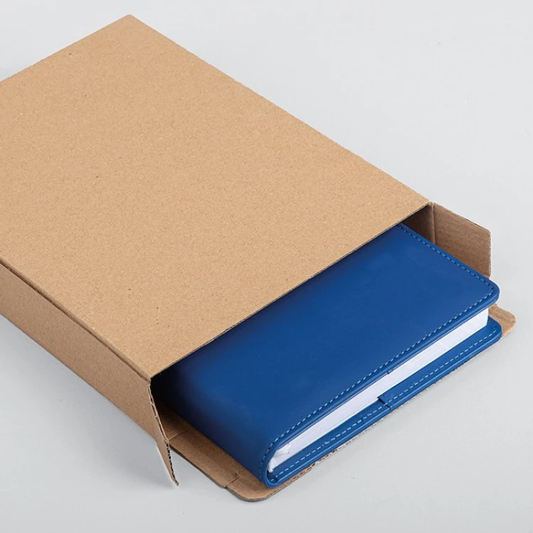 Agenda carteira fechada com fecho magnético, interior diário intercambiável com 336 páginas, personalizável com logótipo