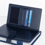Agenda portafoglio giornaliera in ecopelle grigia con chiusura a fibbia, interna vista pagina giornaliera intercambiabile 17x24 cm, pronta per personalizzazione logo aziendale