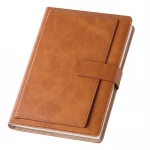 Agenda portafoglio settimanale chiusa con interno settimanale visibile, dettagli di chiusura a fibbia e tasche interne