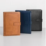 Agenda portafoglio settimanale chiusa con interno settimanale visibile, dettagli di chiusura a fibbia e tasche interne
