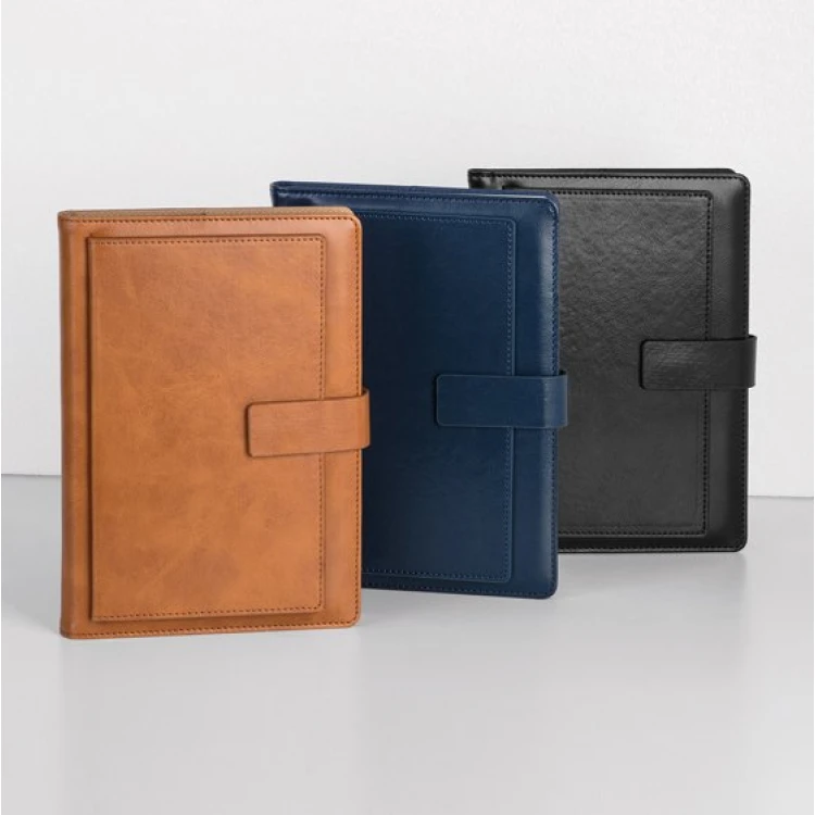 Agenda portafoglio settimanale chiusa con interno settimanale visibile, dettagli di chiusura a fibbia e tasche interne