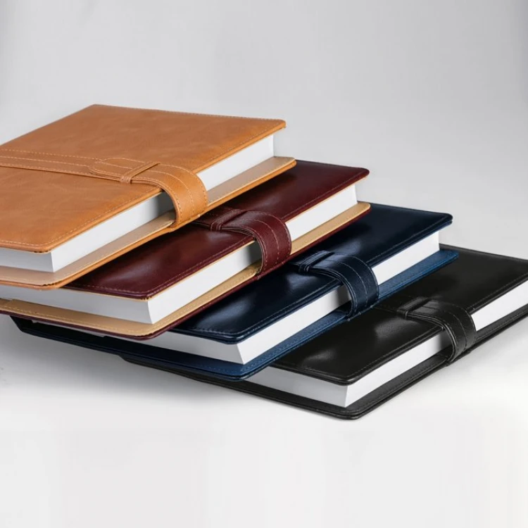 Agenda portafoglio in ecopelle con chiusura a fibbia e interno giornaliero intercambiabile, aperta per mostrare le pagine interne