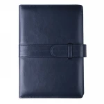 Agenda portafoglio chiusa in ecopelle nera, con fibbia visibile e formato 18,7x25,5 cm