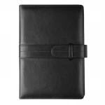 Agenda portafoglio chiusa in ecopelle nera, con fibbia visibile e formato 18,7x25,5 cm