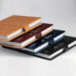 Agenda portafoglio chiusa in ecopelle nera, con fibbia visibile e formato 18,7x25,5 cm