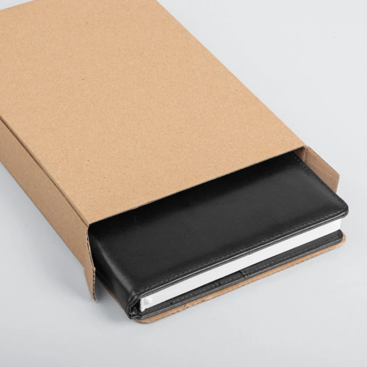 Agenda portafoglio chiusa in ecopelle nera, con fibbia visibile e formato 18,7x25,5 cm