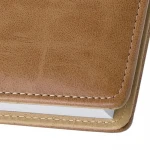 Agenda portafoglio chiusa in ecopelle nera, con fibbia visibile e formato 18,7x25,5 cm