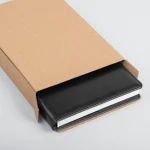 Agenda portafoglio chiusa con chiusura a fibbia, realizzata in ecopelle, pronta per personalizzazione con logo aziendale