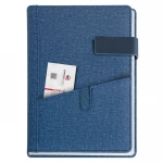 Agenda giornaliera chiusa con chiusura magnetica e tasca porta cellulare da personalizzare con logo