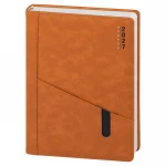 Agenda giornaliera chiusa 15x21 cm in carta bianca con quadranti imbottiti e tasche anteriori