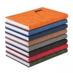 Agenda giornaliera chiusa 15x21 cm in carta bianca con quadranti imbottiti e tasche anteriori