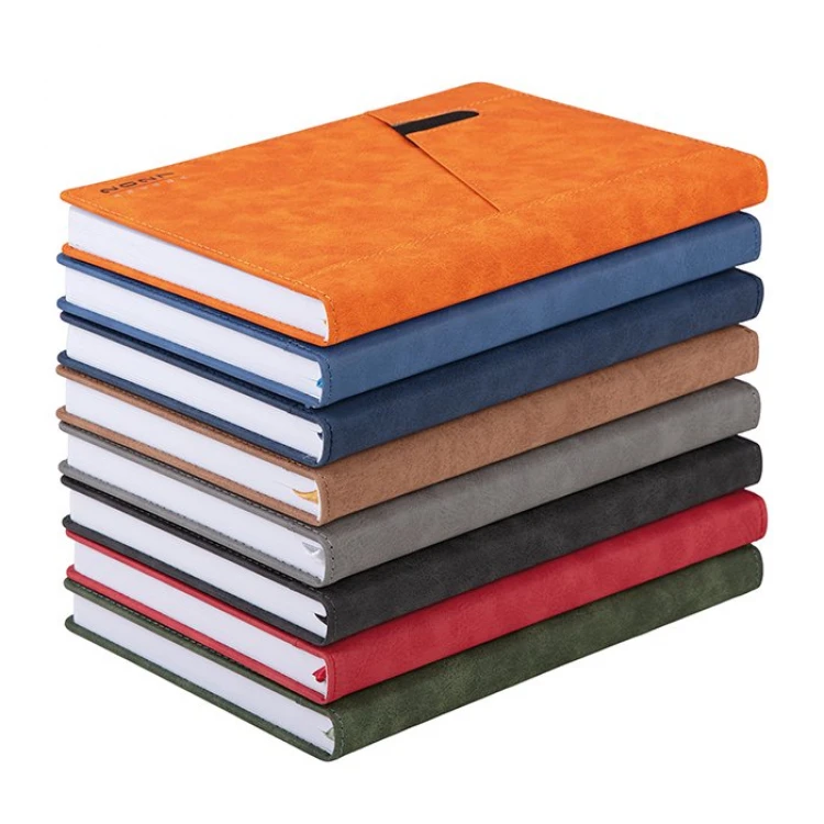 Agenda giornaliera chiusa 15x21 cm in carta bianca con quadranti imbottiti e tasche anteriori