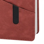 Agenda giornaliera chiusa 15x21 cm in carta bianca con quadranti imbottiti e tasche anteriori