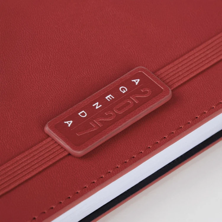 Agenda giornaliera chiusa con elastico e astuccio coordinato, disponibile da personalizzare con logo