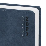 Agenda giornaliera con copertina in poliuretano e pagine interne multilingue, pronta per personalizzazione con logo