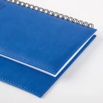 Planning settimanale da scrivania in cartoncino con 52 fogli adesivi e penna, pronto per personalizzazione con logo aziendale