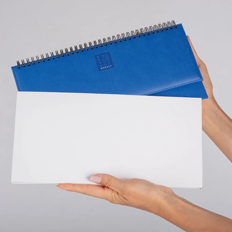 Planning settimanale da scrivania in cartoncino con 52 fogli adesivi e penna, pronto per personalizzazione con logo aziendale