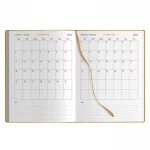 Agenda giornaliera chiusa con copertina in carta naturale, elastico di chiusura, formato 15x21 cm