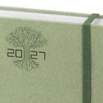 Agenda giornaliera chiusa con copertina in carta naturale, elastico di chiusura, formato 15x21 cm
