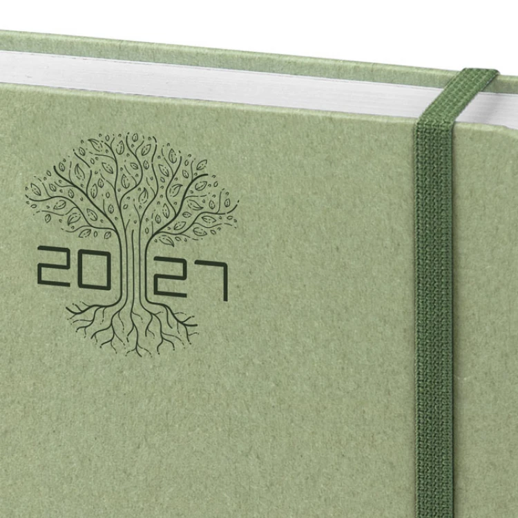Agenda giornaliera chiusa con copertina in carta naturale, elastico di chiusura, formato 15x21 cm