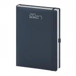 Agenda giornaliera chiusa con elastico nero e portapenne integrato, pronta per la personalizzazione