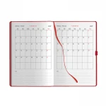 Agenda giornaliera chiusa con elastico nero e portapenne integrato, pronta per la personalizzazione