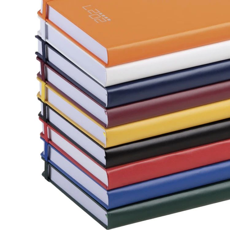 Agenda giornaliera chiusa con elastico nero e portapenne integrato, pronta per la personalizzazione
