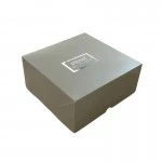 Scatola pieghevole per torte in cartone alimentare certificato, personalizzabile con stampa a caldo o serigrafia.