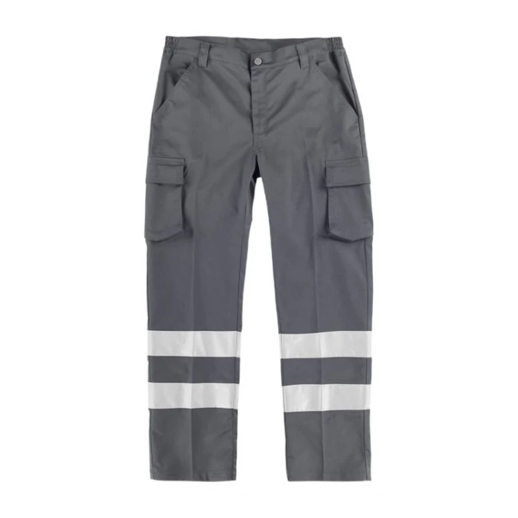 Pantalone da lavoro WORKTEAM mod. Bande rifrangenti grigio, vista frontale, con tasche multifunzione e dettagli riflettenti.
