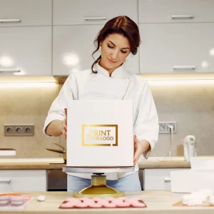 Packaging per pasticceria personalizzato: scatole, carta e bollini per un'immagine coordinata