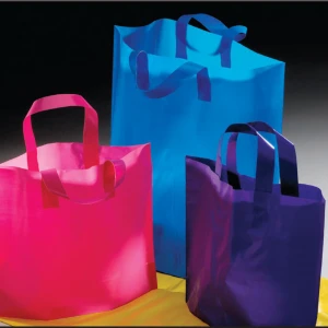 Ridurre, riciclare, riutilizzare e promuovere: i vantaggi di una borsa plastica riciclata personalizzata con logo