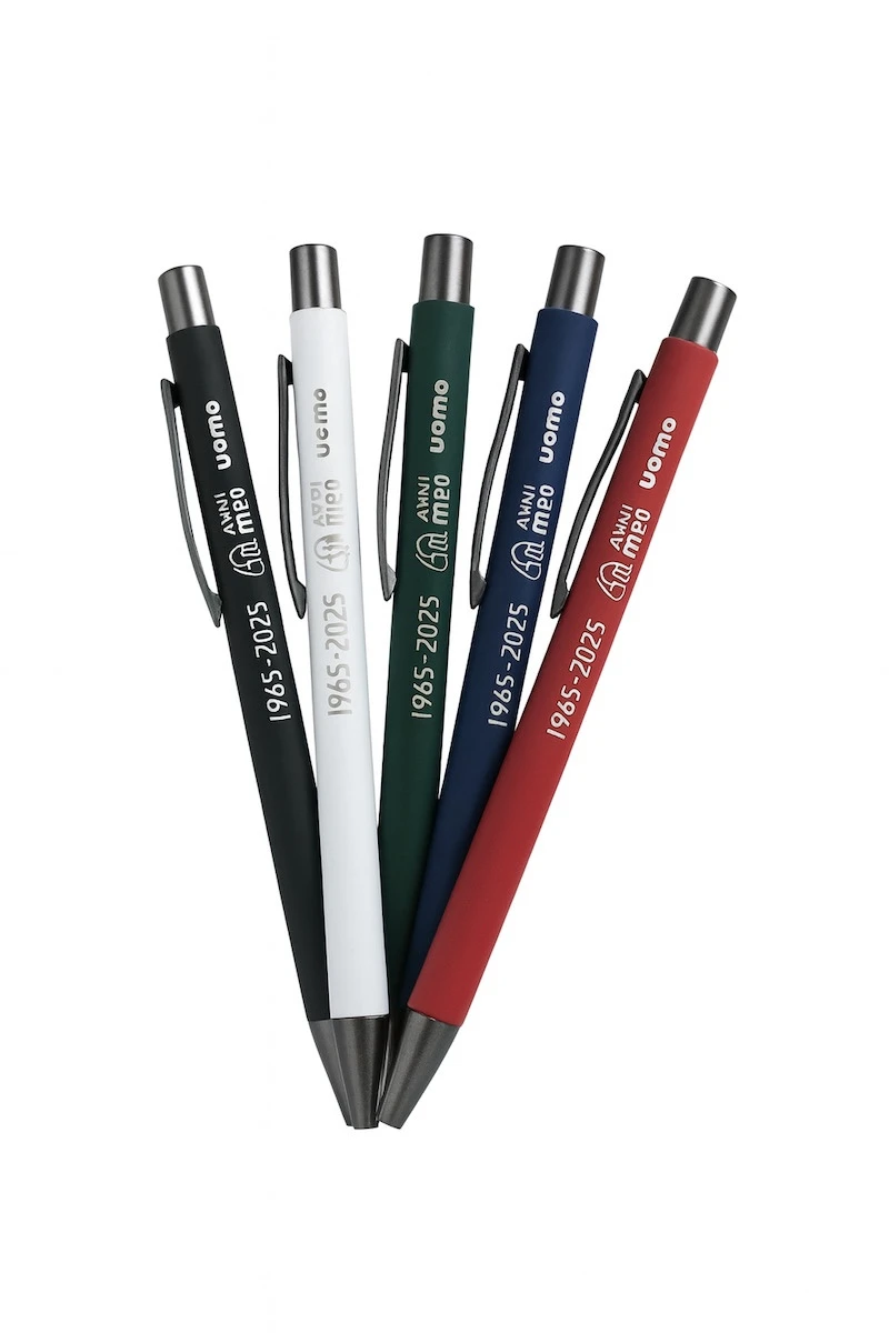 Set di due penne in metallo, una blu e una titanio, personalizzate con incisione laser