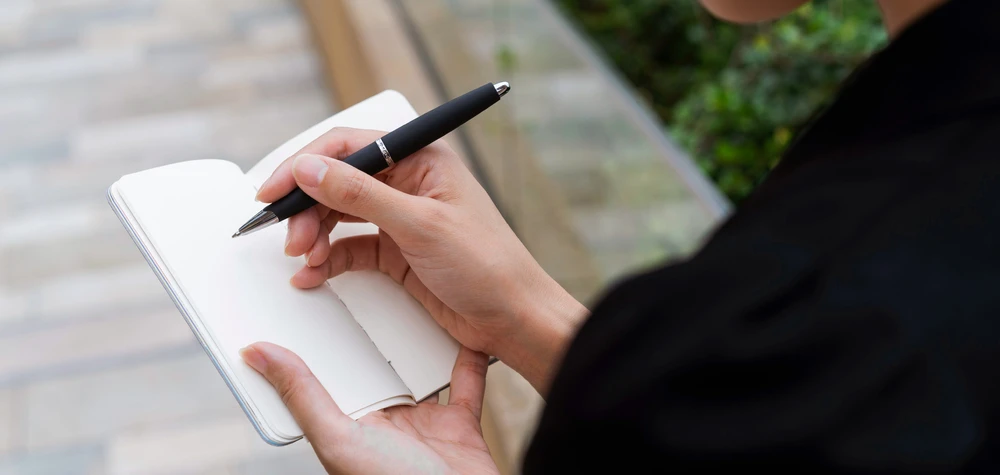 Escolha estratégica entre vestuário profissional e brindes promocionais Planeamento de um investimento promocional com vestuário profissional e brindes promocionais